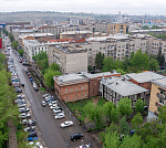 Здание в центре с большой парковкой.