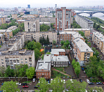 Здание в центре с большой парковкой.