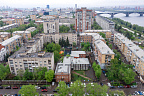 Здание в центре с большой парковкой.