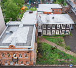 Здание в центре с большой парковкой.