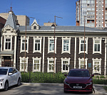 Здание в центре с большой парковкой.