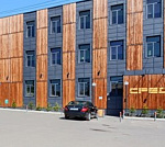 Стильное четырех этажное офисное здание Стильное четырех этажное офисное здание